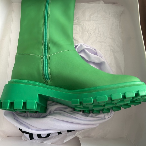 Green Boots - Picture 3 of 7